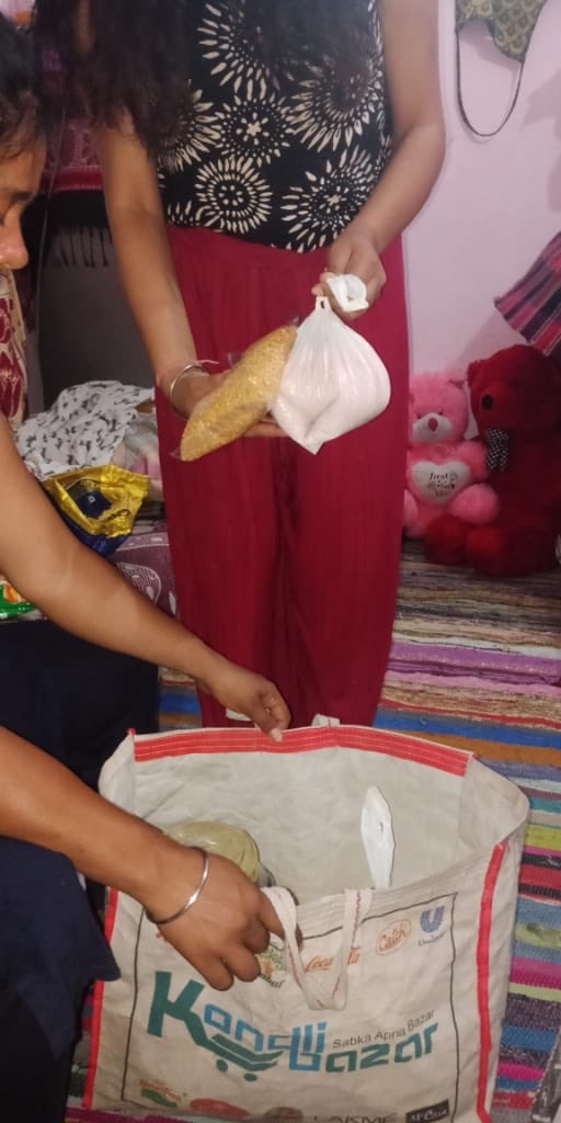 abbas_nighat's tweet image. निरंतर गरीब परिवारों की मदद जारी हे, कोई भूखा  ना रहे ये हम सबकी ज़िम्मेदारी है . कोई भी आपके पास गरीब दिखे उसकी मदद करके सरकार की और देश सेवा करके अपना योगदान दीजिए