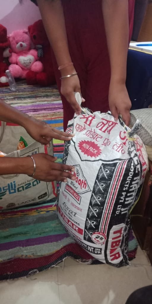 abbas_nighat's tweet image. निरंतर गरीब परिवारों की मदद जारी हे, कोई भूखा  ना रहे ये हम सबकी ज़िम्मेदारी है . कोई भी आपके पास गरीब दिखे उसकी मदद करके सरकार की और देश सेवा करके अपना योगदान दीजिए