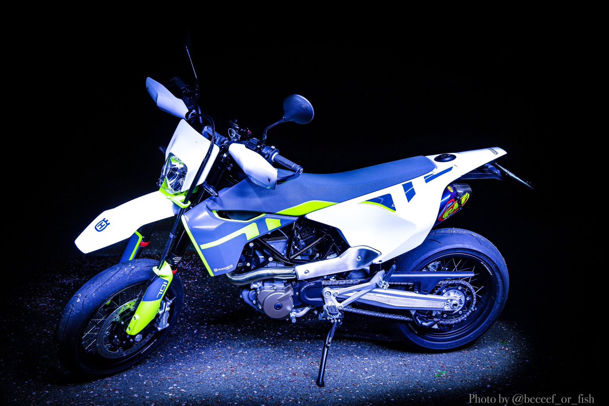 250Fiat's tweet photo. 知ってる人もいますが
ハスクバーナ701SMを納車しました
いつかは乗りたいバイクだったで自分の夢が1つ叶える事が出来ました🌝
大切に乗ります
写真を撮っていただいた、草さんありがとうございます！ https://t.co/h8EeQkfsQv