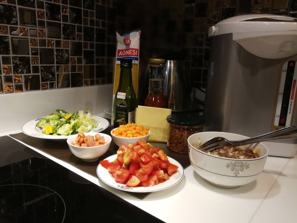 marc4people's tweet photo. ก่อนทำและหลังทำ #Spaghetti #Bolognese ครับ

#CaptMarc
#CookFromHome
#HomeMade https://t.co/Y7KBwW3C9x