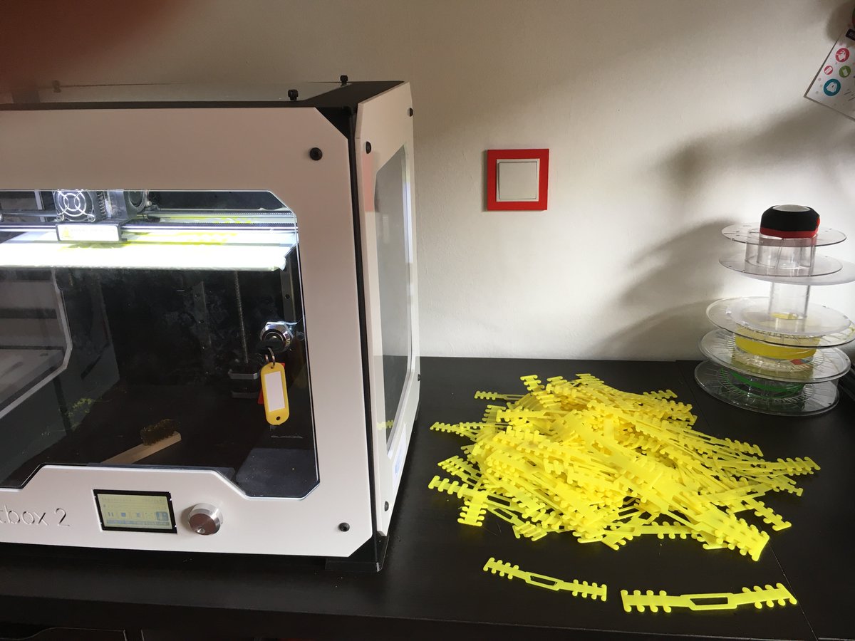 EscolaSaavedra's tweet photo. Acabem de lliurar 15 viseres #EPI i 133 salvaorelles fabricats @impressió3d als @3dactivistes per a que les reparteixin pels centres @salutcat on siguin necessaris.
#RoboticaEscSaavedra @jeanmarcsegarra @manelcastano @EnricBolano #coronavirus #covid19 #JoEmQuedoACasa @PiE_teacher https://t.co/hUIeHcQfrB