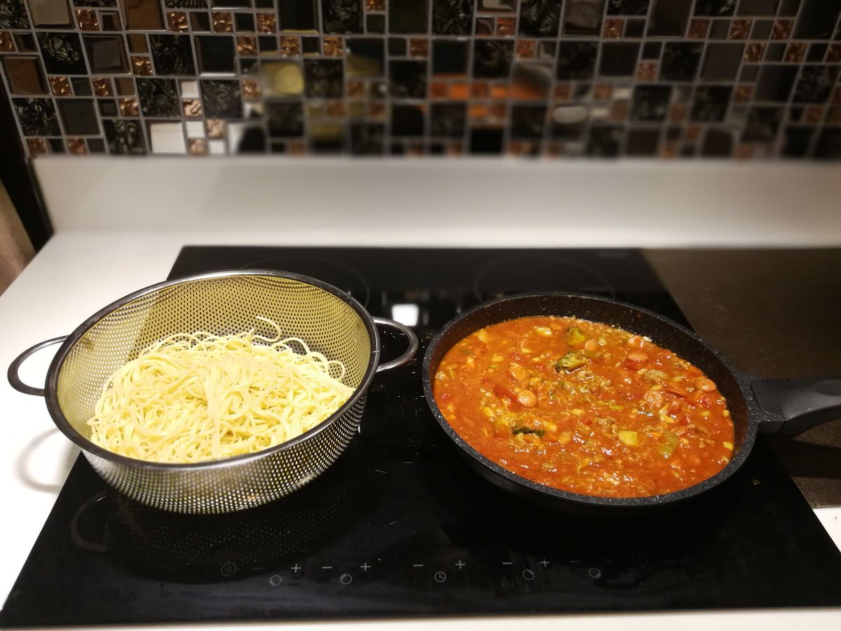 Vatanarak's tweet photo. ก่อนทำและหลังทำ #Spaghetti #Bolognese ครับ

#CaptMarc
#CookFromHome
#HomeMade https://t.co/goKkKCcYKT