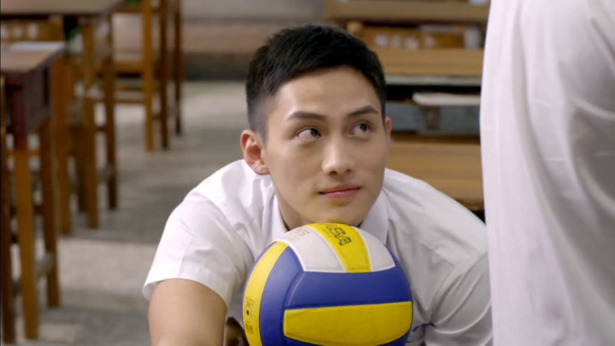 look at him never leaving the ball and the way he looks at qiu zi xuan he is so whipped good for him!! GOOD FOR HIM!!