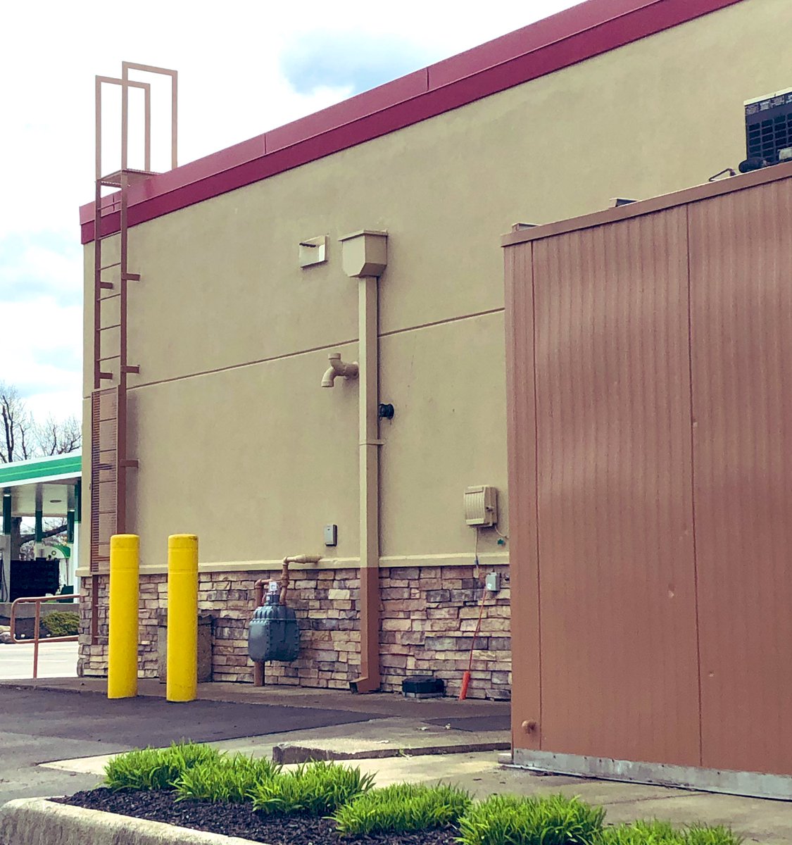 cougheeBrosOH's tweet image. #WarzoneProblems

Every roof IRL makes me wonder if there is loot on top! 😂 👀