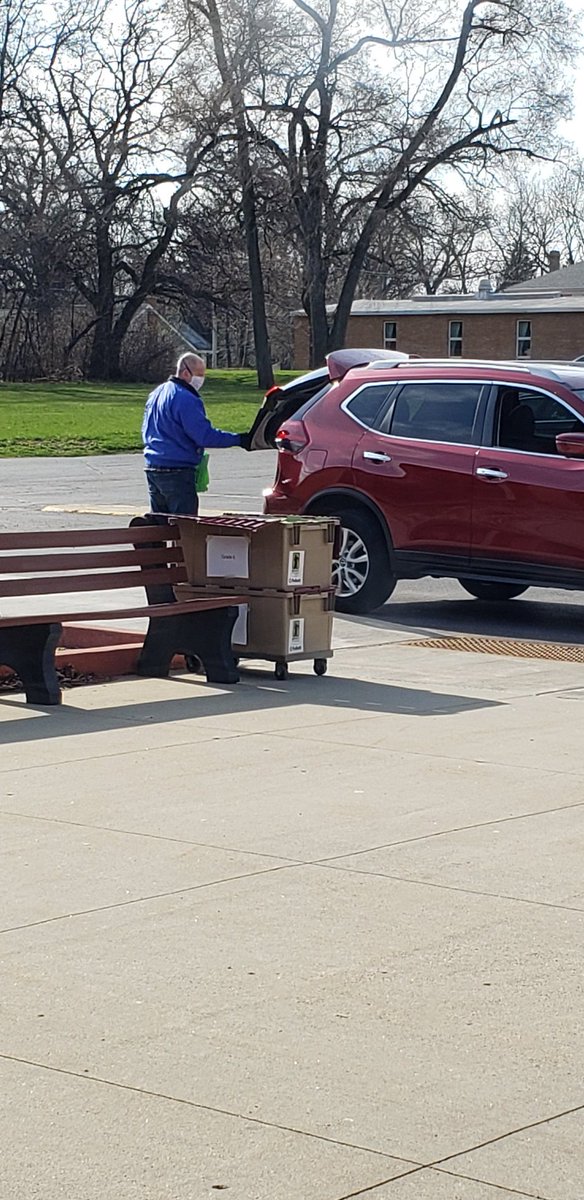 EAnderson122's tweet photo. Thank you @berniesbookbank for providing additional books to our families during this unprecedented time. We genuinely appreciate this partnership! #D47Pride #D47stepsup #ILschoolsstepup @BernotasVikings https://t.co/sZRtJVsVWX