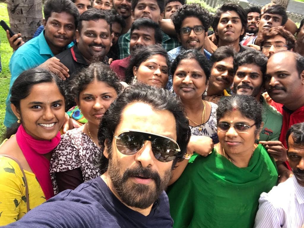 SandyCvf's tweet photo. #3DFORversatileVikramBDAY
இவர பத்தி அதாவது நம்ம அண்ணன பத்தி டிவிட் பொட intresting aa dhan irukku........😎 https://t.co/hGznakN2Kw