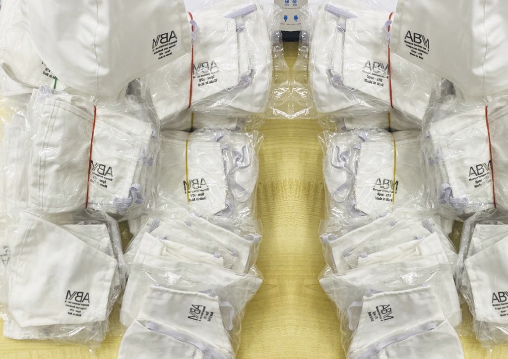 abm_mali's tweet photo. La jeune startup textile ABM lance sa production de masques barrières de catégorie 2 confectionnés selon les normes requises
Avec une capacité de production de 3000 masques par JOUR ABM compte augmenter sa production de manière efficiente pour que chaque malien acquiert un masque https://t.co/3RtPTUDNoX