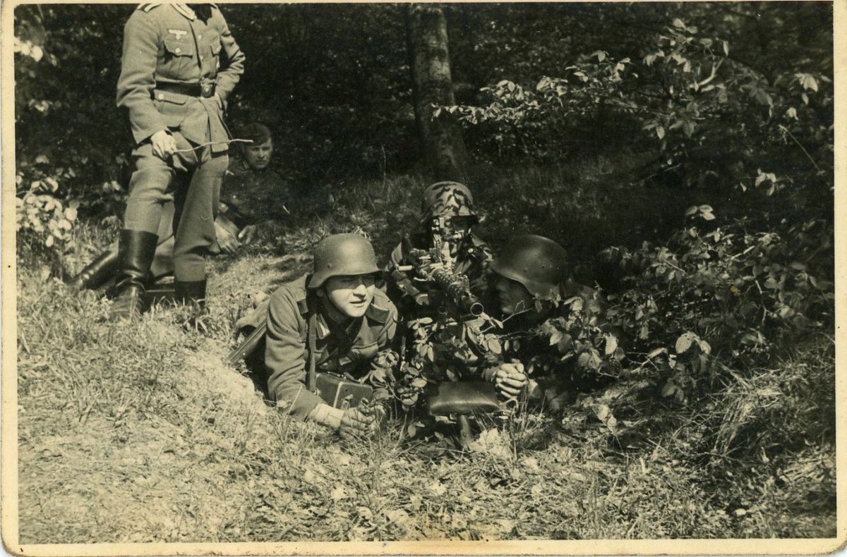 Eg’s of mg34 training in light & heavy roles. Note pic 1 with long handled shovel, utilised by lmg team & white herringbone fatigue trousers. Pic 2 left hmg man with optics box around his neck & gunner’s head in a conspicuous profile which resulted in significant casualties.