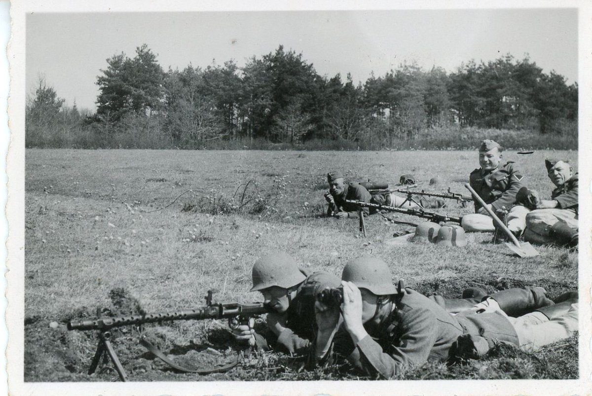 Eg’s of mg34 training in light & heavy roles. Note pic 1 with long handled shovel, utilised by lmg team & white herringbone fatigue trousers. Pic 2 left hmg man with optics box around his neck & gunner’s head in a conspicuous profile which resulted in significant casualties.