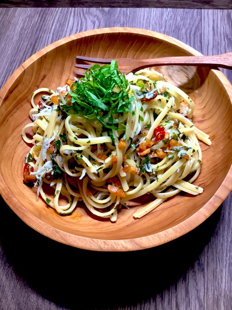 大刀 ザ ヒュージザンバー いいか野郎どもッ お洒落なパスタ なんて思って作るから寝惚けた味の塩の薄いペペロンチーノを食う羽目になるんだッ これは イタリアの油そば だッ 塩をケチるなッ 油をケチるなッ 寿命の短縮無しに美味い