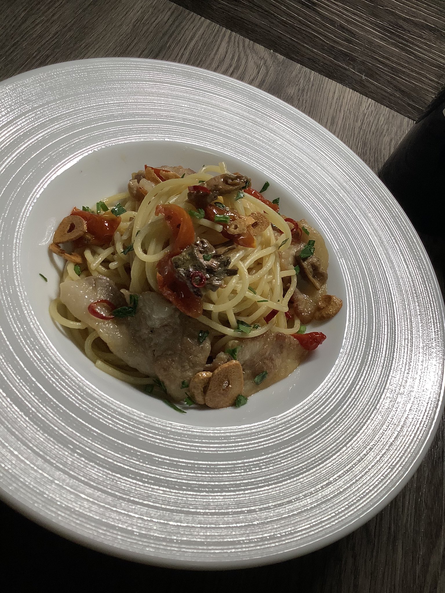 大刀 ザ ヒュージザンバー いいか野郎どもッ お洒落なパスタ なんて思って作るから寝惚けた味の塩の薄いペペロンチーノを食う羽目になるんだッ これは イタリアの油そば だッ 塩をケチるなッ 油をケチるなッ 寿命の短縮無しに美味い