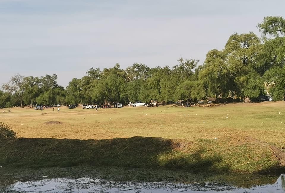 zonaceroedomex's tweet photo. #ZCN | ⚠️🚫 Ante el cierre de espacios como el Lago de los Lirios y el Parque de las Esculturas, los izcallenses han encontrado en la Laguna de Axotlán un espacio para pasar el fin de semana durante esta contingencia. https://t.co/3s66o6Ox4K