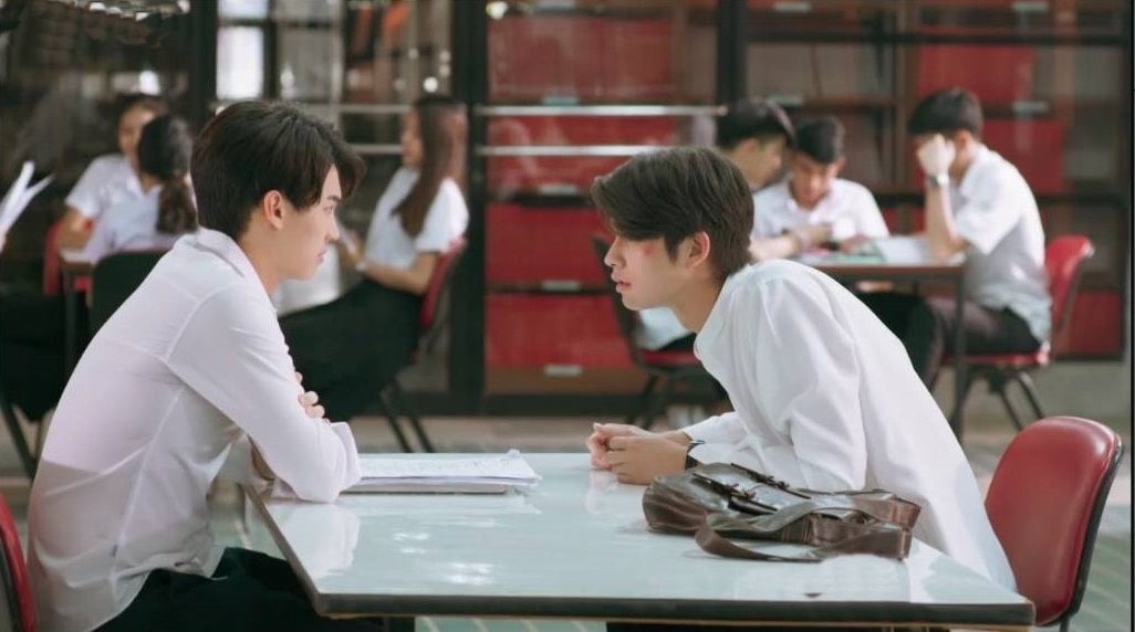 Aeylove_ab's tweet photo. อยากรู้จังว่าเค้าสองคนคุยอะไรกัน #คั่นกูep9 เราได้รู้กันแน 😏😏(ต้องคุยกันเรื่องที่ไปค้างห้องสารวัตรมาแต่นอนเลย อิอิ) 

#คั่นกู #2gethertheseries #GMMTV #ไบร์ทวิน #bbrightvc #ไบร์ทวชิรวิชญ์ #วินเมธวิน #winmetawin #snowballpower #brightwin https://t.co/RWakSyAXLe