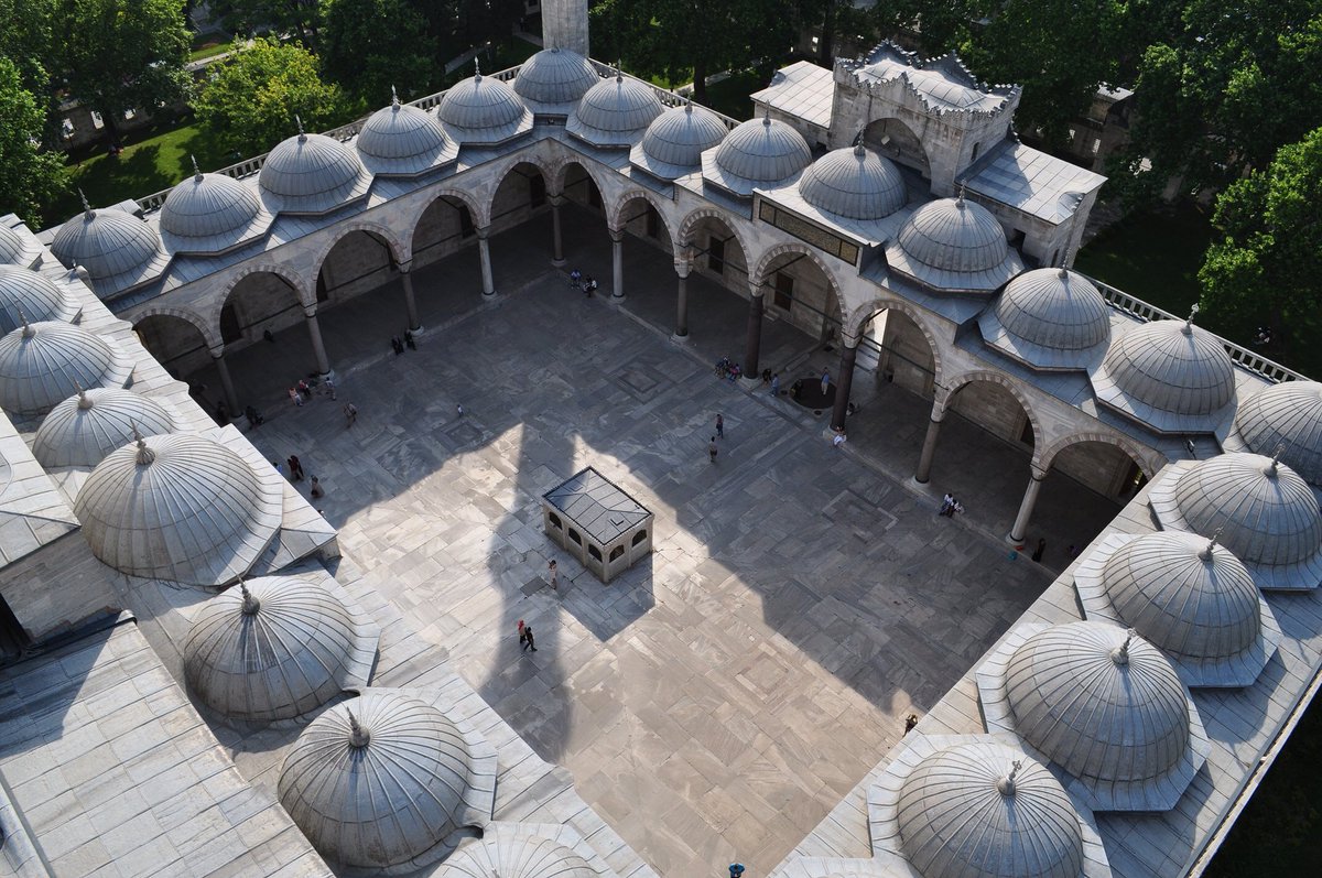 SinanMuhipleri's tweet photo. “... rağmen dünyasında birinci sayılamaz. Öbürleri de ona göre... Her biri en büyük çaplarda, fakat dünyalarının birincileri değil.
Sinan'a gelince iş değişiyor. O, zamanı mekâna, mânayı taşa nakşetme sanatını ehrama benzetecek olursak, bu piramidin son taşı, zirve noktasıdır." https://t.co/JUNUrDjjIB