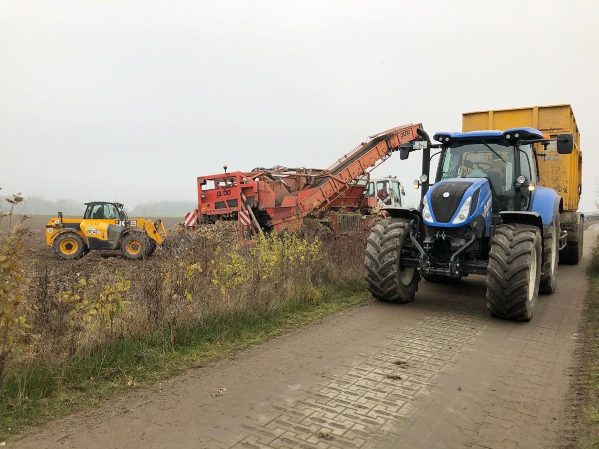 StrongaLtd's tweet photo. So many brands on show; but Stronga supply the agricultural tipper trailer for this particular German farmer.
#stronga #bulkloada #bulktrailer #trailer #agriculture #farming #germany #deutschland #farmlife #farminglife #johndeere #steyr #tractor #farm #maschine #landmaschine https://t.co/v0O8TrUGvj