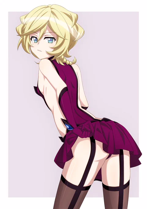 そういや、背面は素肌じゃなかったねってお話。
キャロルちゃんならどっちでも似合う似合う。 