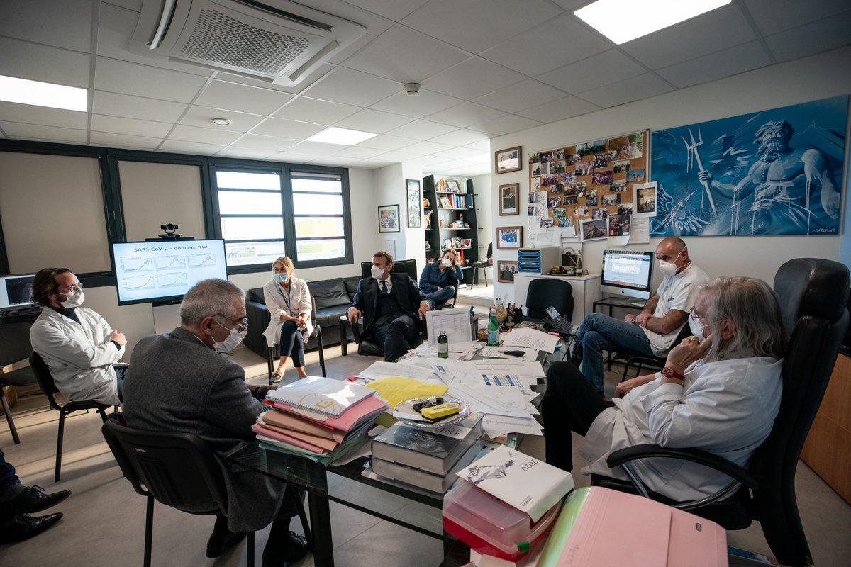 raoult_didier's tweet photo. Retour sur la visite du Président @EmmanuelMacron à l'@IHU_Marseille : merci à lui d'avoir pris le temps de comprendre la spécificité de notre institut, condensation unique du diagnostic, du soin et de la recherche sur le COVID-19.
Crédit photos : Présidence de la République. https://t.co/pVNAc0qltF