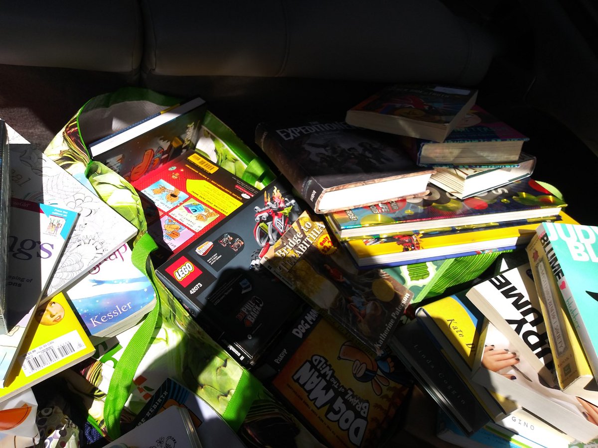 BryanGEDU's tweet photo. A special #ThankYou to ELA T Ms. Rodriguez who collected books donated from across NYC, sanitized them, &amp; shared them w Sts/Fams in the @FDRPSMS34 community that need books to read during #RemoteLearningNYC. Her trunk was full, now nearly empty. #InThisTogether #CommunityPowered https://t.co/PaEXzXwEpV