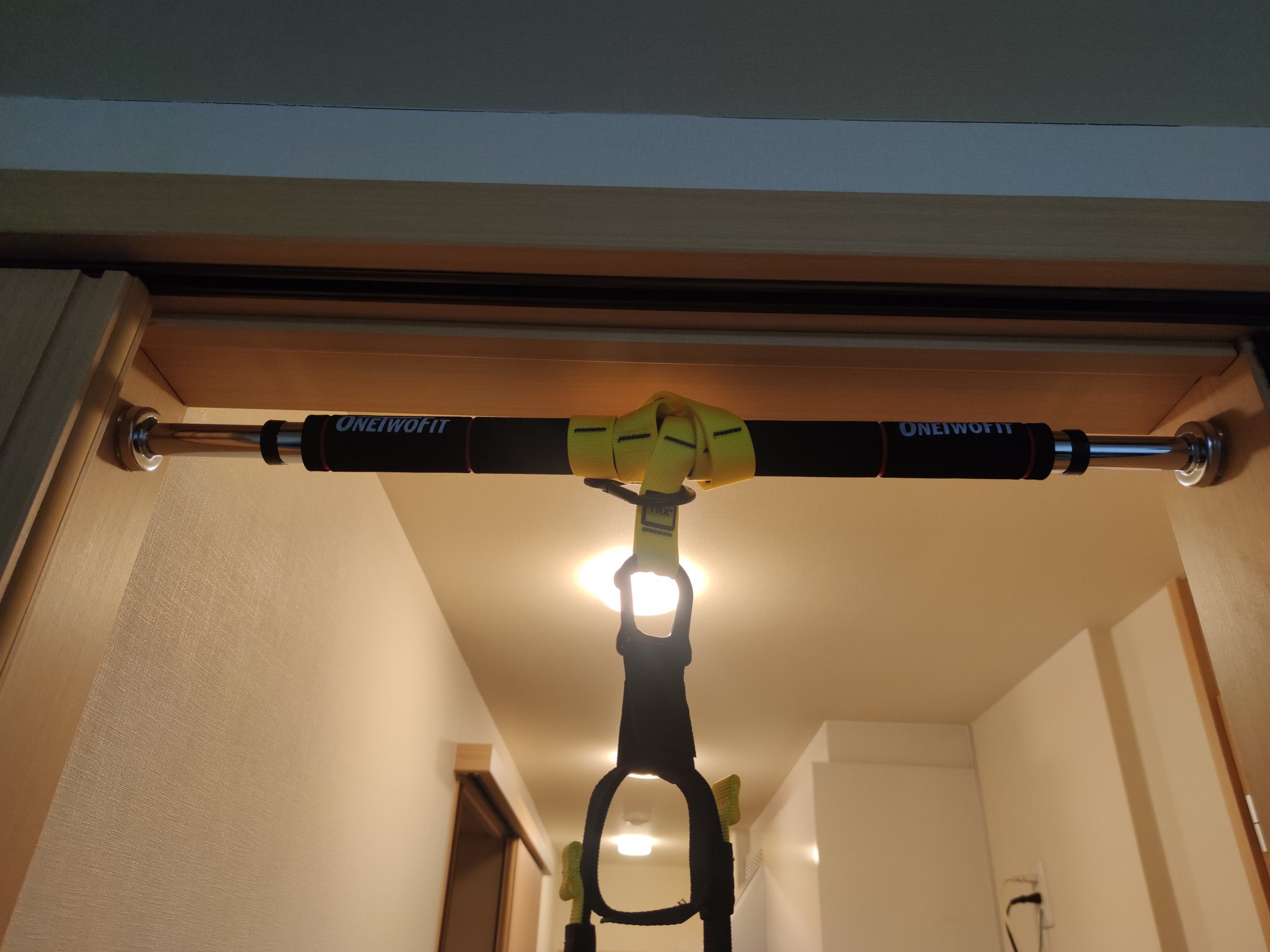 Trx Japan 安全性の保証はできないため 推奨はできないのですが 狭いアパートでどうにか設置する一つの方法として ドア枠に突っ張るタイプの懸垂バーを利用してます あまり体重をかけすぎないエクササイズであればできるかと思いますが やる場合には