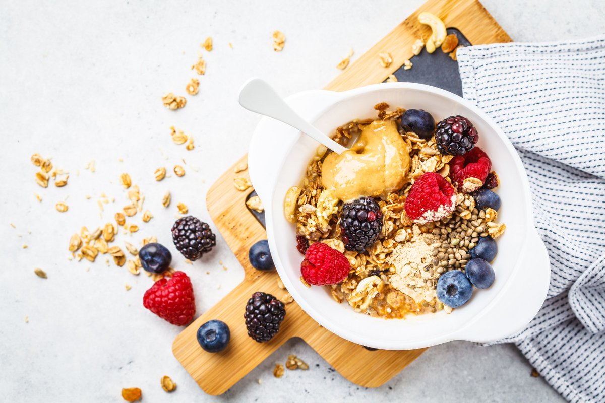 DrKristieLeong's tweet photo. #Hemp seeds are one of the best sources of plant-based protein w/ 11 grams per 3 tablespoons. Plus, it contains all of the essential amino acids your body needs but can't make. Protein helps w/satiety. Plus, you get micronutrients &amp; essential fatty acids. #healthyeating #health https://t.co/wEFODshkk0
