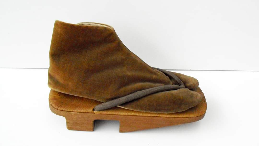 musee_chaussure's tweet photo. [VOYAGE À TRAVERS LES COLLECTIONS]
Voyageons en image et partons au Japon avec cet ensemble traditionnel du XIXème siècle. Il s'agit d'un chausson « Tabi » sur son socque en bois et paille de riz tressée dit « Geta ». 
#MuseumFromHome https://t.co/rz7CGzO4UF