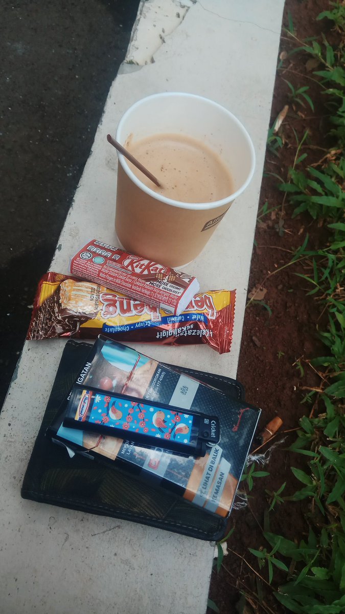 Alfaexpress coffee (6k Good Day cappuccino) and some pretentious snacks for the photo.Chat with the security and other smoking peers, talk nonsense about the news and feed our ego by blaming the government. Blah blah blah.
