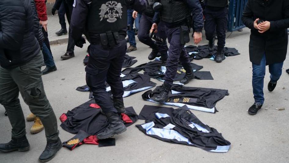 SiyasiHaberOrg's tweet photo. Ekim VEYİSOĞLU yazdı: Covid-19 pandemisi ve krizi sermaye ve iktidarın bekası için fırsata çevirmeye çalışan AKP/Saray iktidarı, akademisyen kıyımı için yeni yasa hazırlıyor.
https://t.co/xms2cKnD6c https://t.co/xwUGK4zorJ