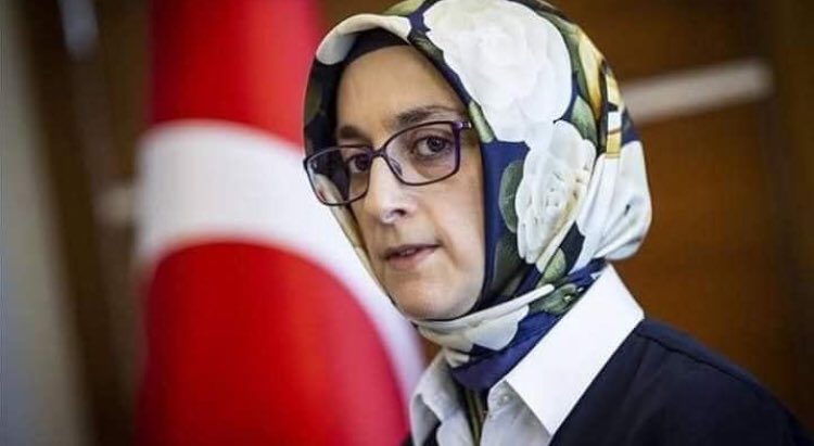 HER İŞİ REİSE BIRAKMAK DOĞRU DEĞİL HER YANLIŞI SÖYLEMEK DAVAYA HİZMET DEMEKTİR ONURLU OL İSTİFA ET