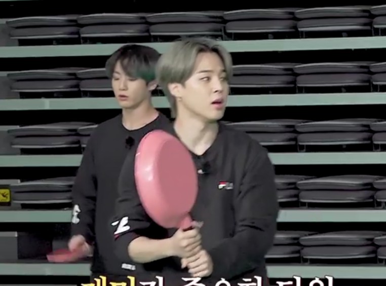 MoonlightBtsot7's tweet photo. wait..... so that's why it does look so .........familiar...... 

#RunBTSEp100 https://t.co/1h96V3qunD