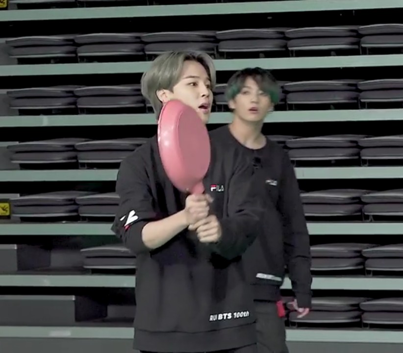 MoonlightBtsot7's tweet photo. wait..... so that's why it does look so .........familiar...... 

#RunBTSEp100 https://t.co/1h96V3qunD