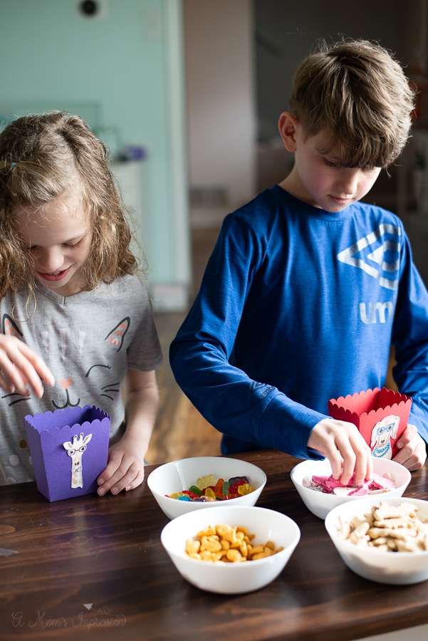 amomsimpression's tweet photo. We had so much fun watching the @Dolittlemovie this past weekend as our Family Movie Night. Get the directions to make your own Animal treat boxes here: https://t.co/Y4bMST3vLZ 

The Dolittle DVD is now available @Walmart. 
#DolittleAtWalmart #Pmedia #ad https://t.co/2lCe2TKOdh