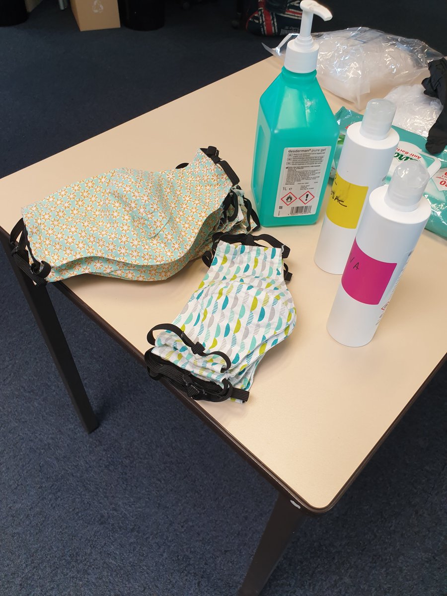 [On aime] Virginie, une collaboratrice du Crédit Mutuel du Sud Ouest, garde ses enfants pendant le confinement. Pour ses collègues du Centre de Relation Clients et d'autres services, elle a fabriqué de jolis masques en tissu. #Merci #WeAreArkea