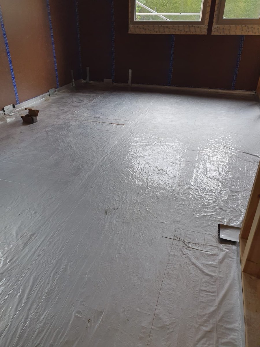 Hoy hemos retomado la mitad de nuestras obras, por el #coronavirus #covid19, y hemos colocado la lámina autoadhesiva Anti-Radón que impide que el #GasRadón entre en la casa. Ha sido colocada en “La Construcción más #Sostenible de #SotoDelReal”. Construcción #biopasiva #passivhaus