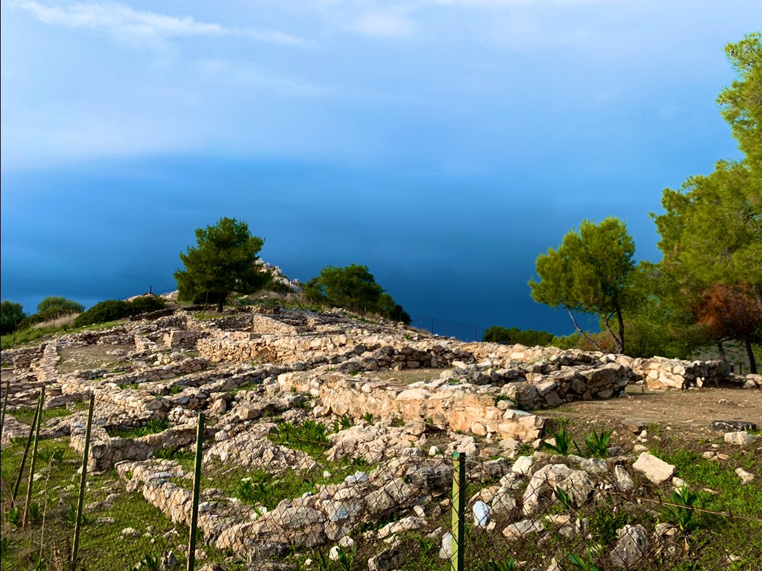 Speaking of Ajax, I guess we should start at his acropolis! Kanakia, in the sw of the island, is the largest prehistoric site on Salamis, occupied from the Neolithic to the end of the Bronze Age. The excavators argue that the site is a palace & later hero cult to the Homeric hero