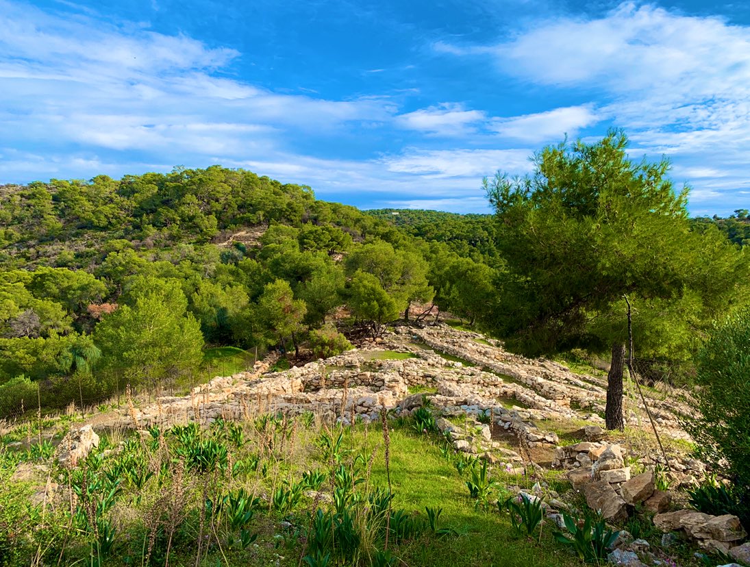 Speaking of Ajax, I guess we should start at his acropolis! Kanakia, in the sw of the island, is the largest prehistoric site on Salamis, occupied from the Neolithic to the end of the Bronze Age. The excavators argue that the site is a palace & later hero cult to the Homeric hero