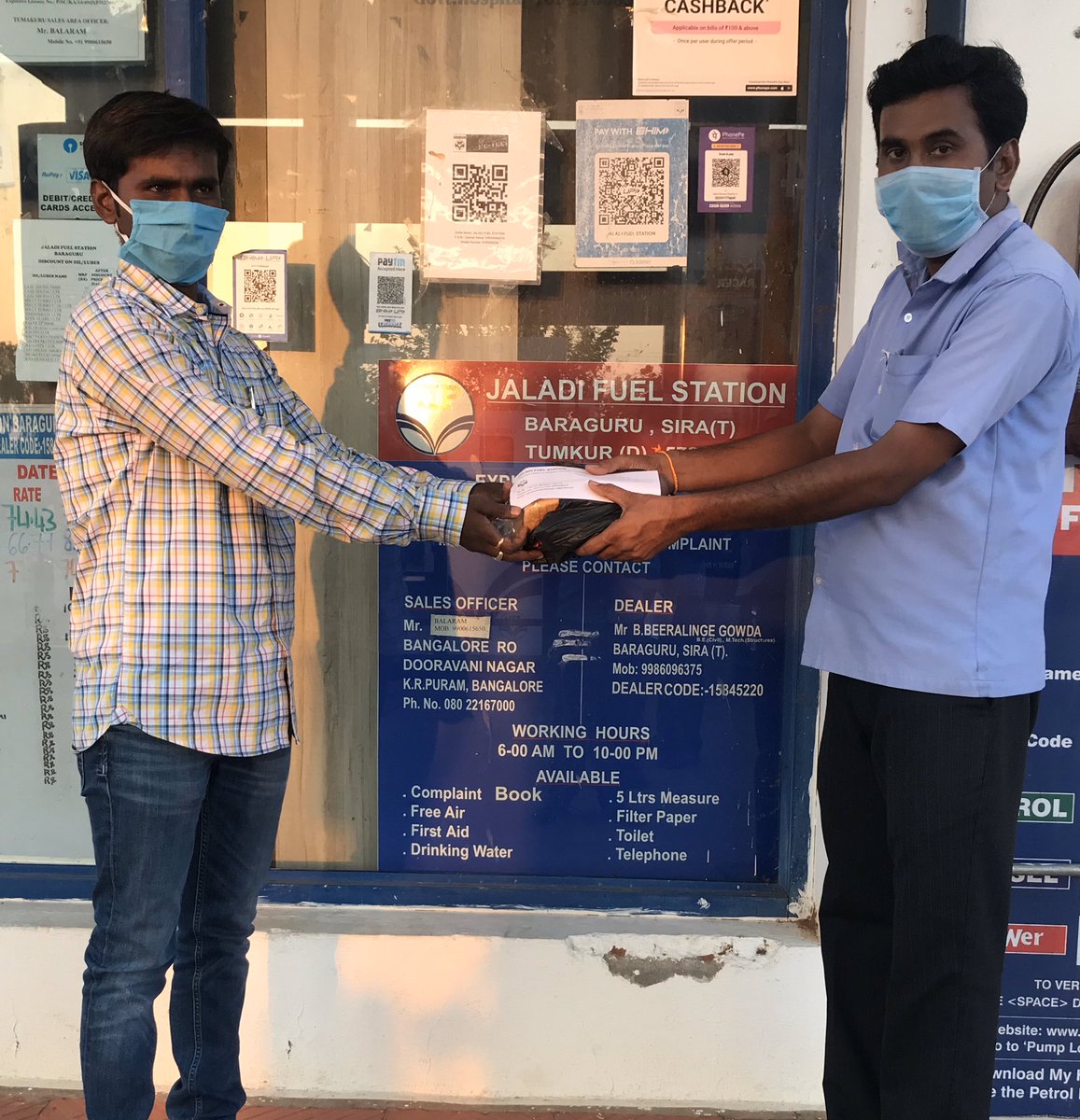 bblg4u's tweet photo. Covid-19
#1 Given Bonus 💵as Token of Appreciation 👏🏼&amp; Groceries 🍞to my employers for d work &amp; also Creating awareness about covid19. @hpcl_retail @balaramshyam @HpclBangalore https://t.co/6UpdExdzJO