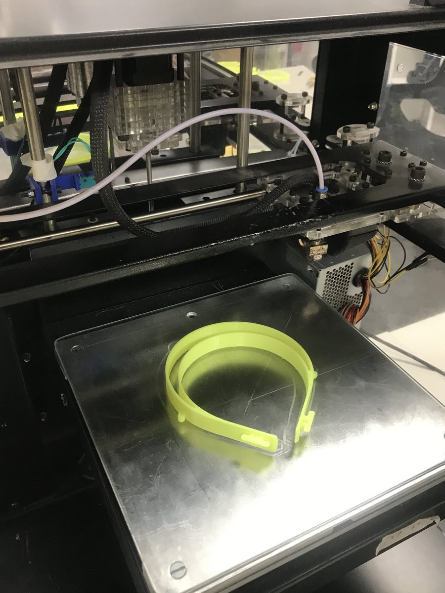 EducarseAr's tweet image. Desde la sede en #Mendoza de @ixdescubrir estamos fabricando máscaras de protección facial que serán donadas a los centros de salud del @MuniGodoyCruz. Aprovechamos la infraestructura del centro y algunos de sus materiales para ayudar en este escenario impensado.