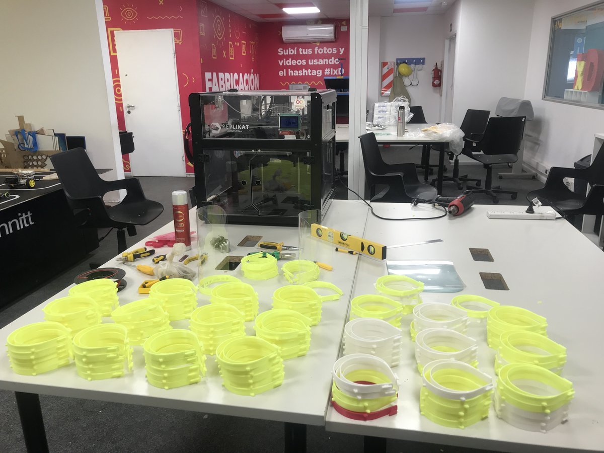 EducarseAr's tweet image. Desde la sede en #Mendoza de @ixdescubrir estamos fabricando máscaras de protección facial que serán donadas a los centros de salud del @MuniGodoyCruz. Aprovechamos la infraestructura del centro y algunos de sus materiales para ayudar en este escenario impensado.