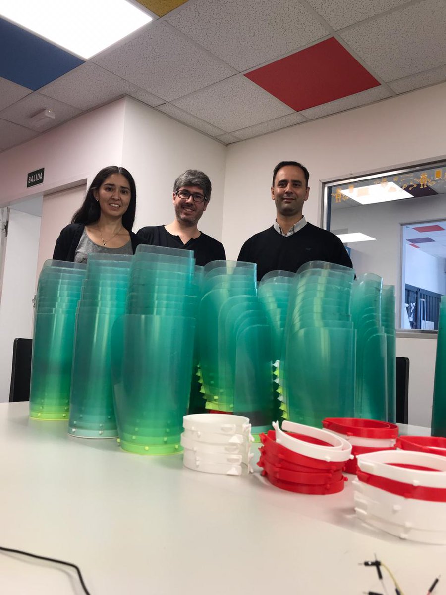 EducarseAr's tweet image. Desde la sede en #Mendoza de @ixdescubrir estamos fabricando máscaras de protección facial que serán donadas a los centros de salud del @MuniGodoyCruz. Aprovechamos la infraestructura del centro y algunos de sus materiales para ayudar en este escenario impensado.