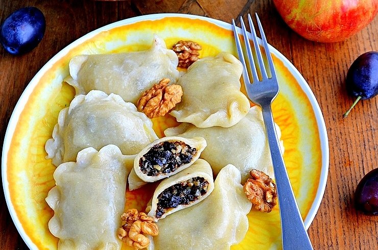 chaebin as pierogi z suszonymi śliwkami, orzechami i miodem