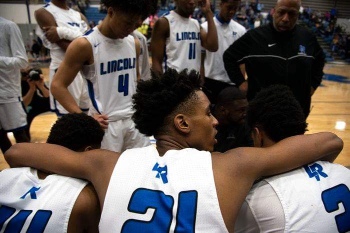 First Sophomore to win the Gatorade National Player of the Year? Sounds about right. Congratulations to <a href="/BatesEmoni/">Emoni Bates</a> on this enormous honor!