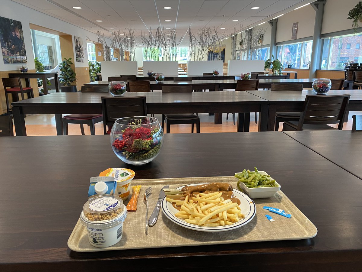 AOOKramer's tweet image. Genoeg afstand tijdens het eten in de bedrijfskantine van de VGKAZ? Niet echt gezellig.🥴 Stop Corona en houd afstand. #STOPcorona #houdafstand @korpsmariniers @kon_marine @Defensie