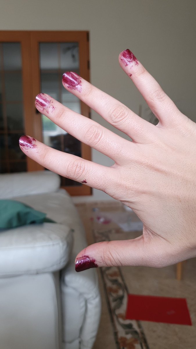 pixel_mary's tweet photo. -Mami te puedo colorear las uñas?
-Sí claro #motherintech #cuarentena https://t.co/HaKYm4mYvP