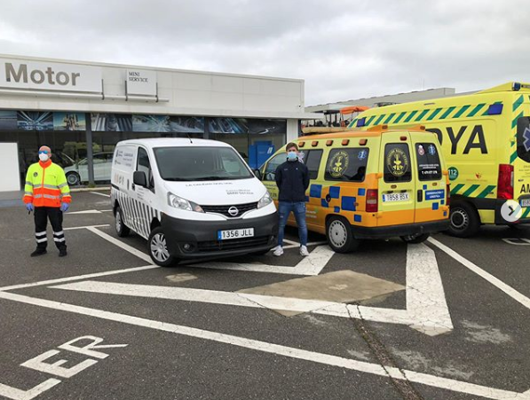 BMWGroupEspana's tweet photo. #BMWCeresMotor ha puesto a disposición de la #AsociaciónRadioAyuda (ARA) su furgoneta para ayudar a los más vulnerables. Además, ha donado a la Policía de Cáceres y a  @DYAExtremadura su stock de guantes de látex  y fundas de plástico para los coches #BMWCuidaDeQuienNosCuida https://t.co/8NSuUQDnuT