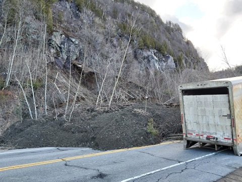 rivstm's tweet photo. MAJ-10:40 | #ROUTE155 #glissementdeterrain
La SC est à coordonner avec le Minis. des Transports et la 
@sureteduquebec afin d'évaluer la méthode pour libérer la route le plus rapidement. Ds résidences sont sans électricité et des relocalisations sont prévues.
📸Frédéric Dufresne https://t.co/JTlEsZp6Of