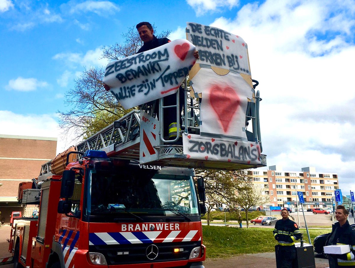 Vandaag werden wij verrast bij Woonzorgcentrum Velserduin en Ontmoetingscentrum Zeestroom door deze kanjers van #Brandweer Velsen. Wat een prachtige waardering voor onze collega's!