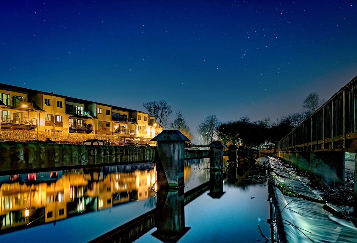 366daysofphotos's tweet photo. The basin at #Hertford under the big blue night sky. #nightphotoearth #agameoftones #hertfordshire #lovegreatbritain #igersherts #artofvisuals #longexpo_addiction #loves_united_england #excellent_britain #thegreatoutdoors #earth_deluxe #visitengland #visualam https://t.co/I4B7oJI6QA