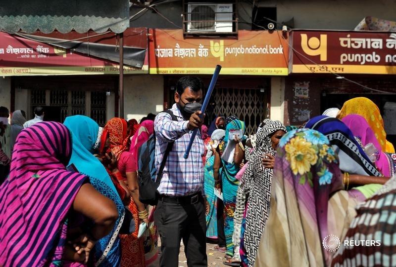 Indian banks issue gag orders to employees over branch overcrowding - documents, sources reut.rs/3cjxJhy by <a href="/Nupursays/">Nupur Anand</a>