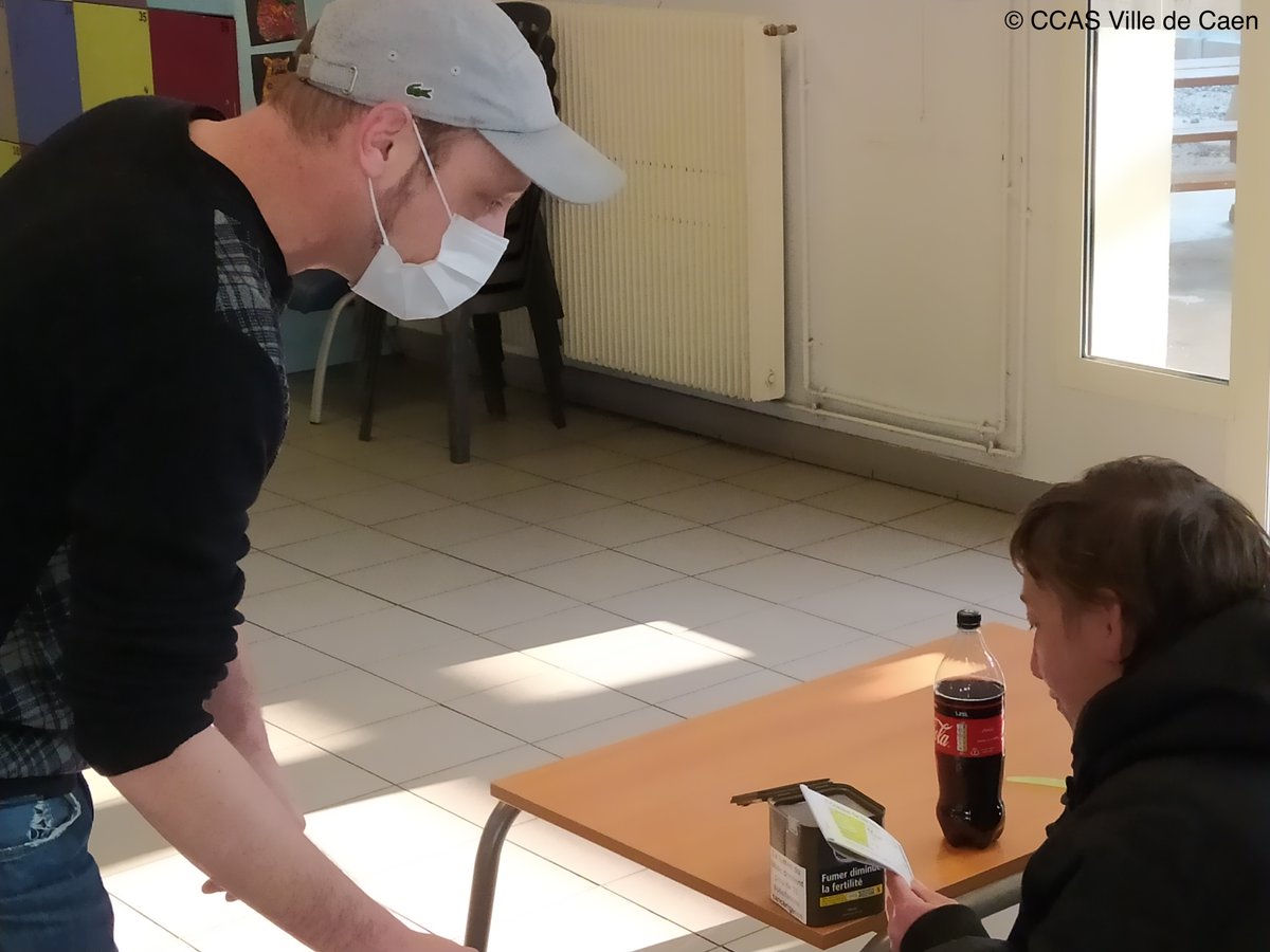 CaenOfficiel's tweet photo. Les agents de la #Boussole, ici Léonard et Basile, ont commencé fin de semaine dernière la distribution de ces chèques services. 
Rappel : la Boussole, lieu d'accueil de jour du #CCAS de la Ville de #Caen, est ouverte de 8h30 à 12h30 et de 13h30 à 17h. #COVID19 https://t.co/RoB5eEEvFu