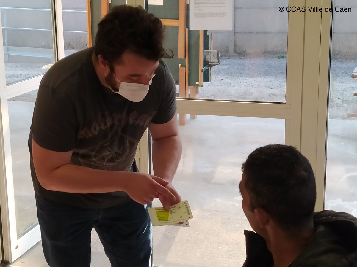 CaenOfficiel's tweet photo. Les agents de la #Boussole, ici Léonard et Basile, ont commencé fin de semaine dernière la distribution de ces chèques services. 
Rappel : la Boussole, lieu d'accueil de jour du #CCAS de la Ville de #Caen, est ouverte de 8h30 à 12h30 et de 13h30 à 17h. #COVID19 https://t.co/RoB5eEEvFu
